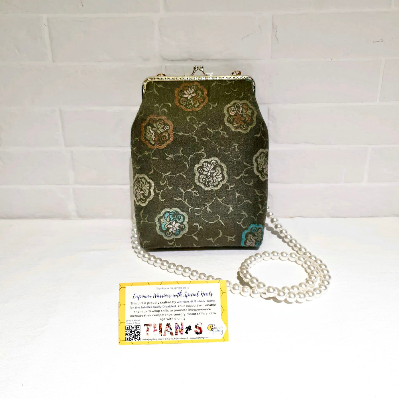 Clasp Pouch with Pearl Chain